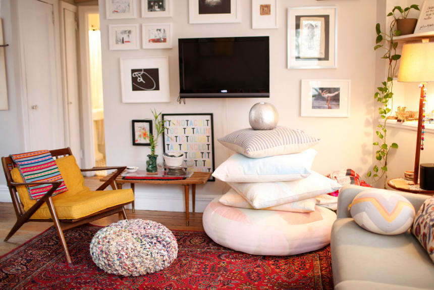 Rachel Fleit's beautiful red living room rug. Image credit: Belathee